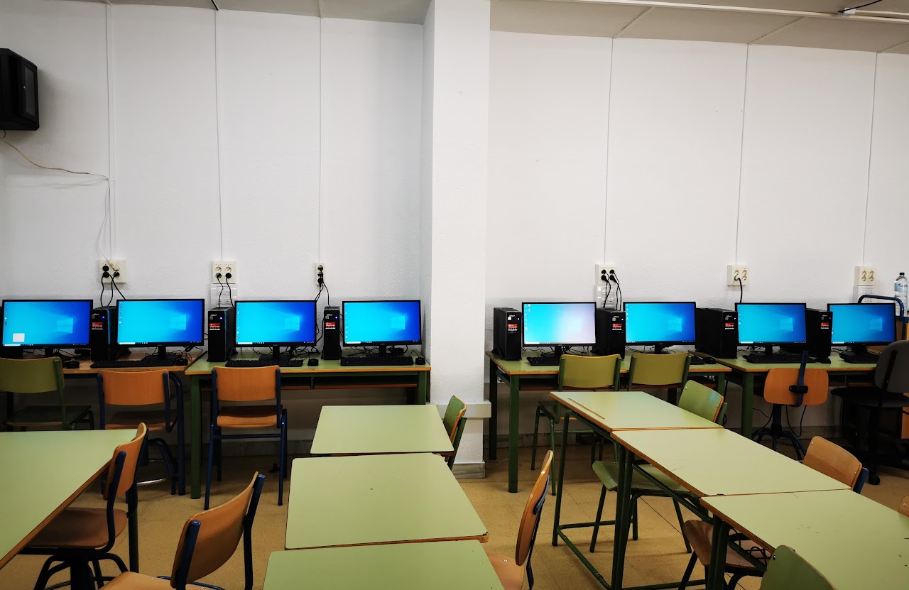 Serie de ordenadores en un aula